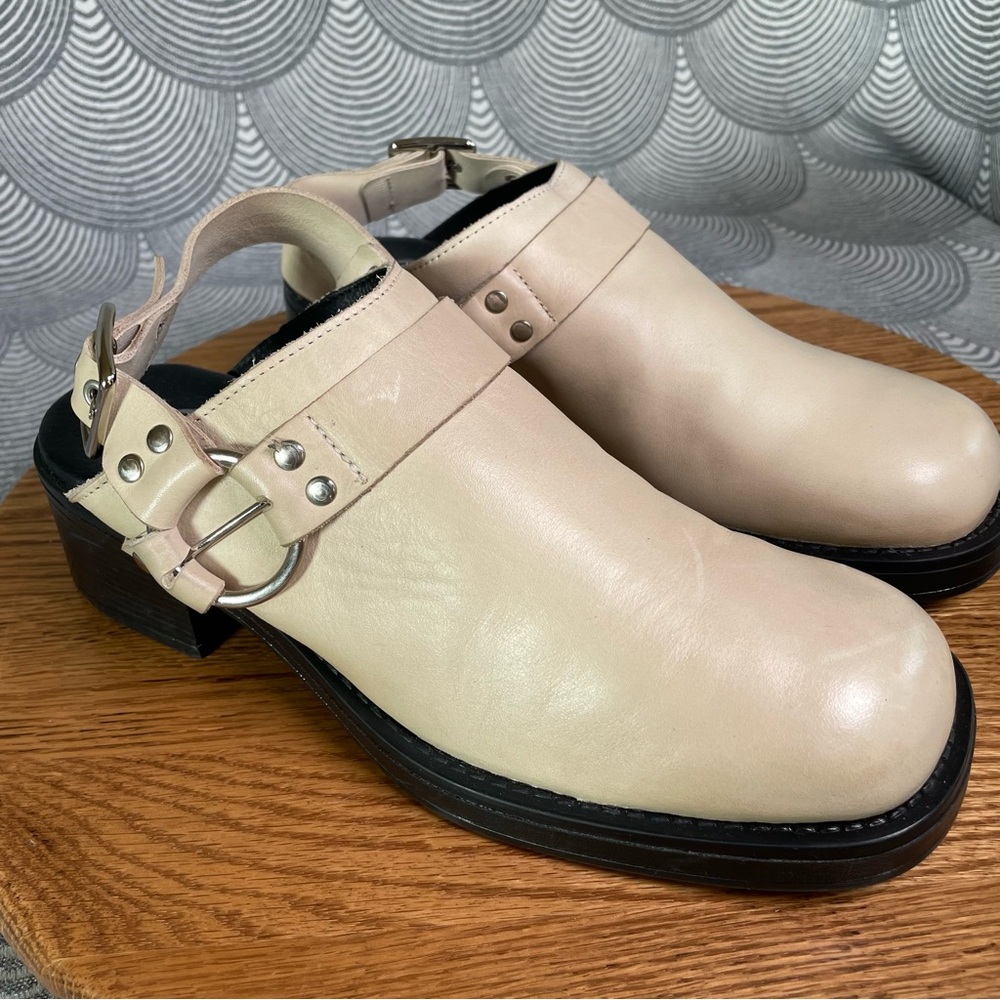 Brown’s B2 TOOLEY Cream Leather Clog Sandals with Silver Buckle